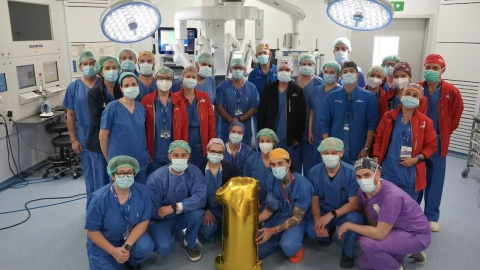 17-4-2023 L'equip que ha realitzat el primer trasplantament pulmonar completament robòtic del món