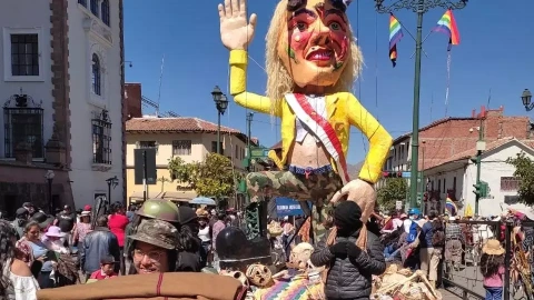 Alegoría 'La Descarada', un personaje movido por una mano negra, con cuernos y prendas militares, una crítica al gobierno durante la fiesta cívica de Cusco.