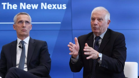 El secretario general de la OTAN, Jens Stoltenberg, junto al jefe de la diplomacia de la Unión Europea, Josep Borrell, en una conferencia en Bruselas el 21 de junio de 2022.