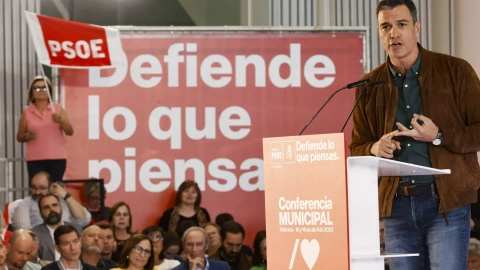 16/04/2023.- El secretario general del PSOE y presidente del Gobierno, Pedro Sánchez, interviene en la jornada de clausura de la Conferencia Municipal del PSOE, este domingo en Valencia. EFE/Kai Forsterling