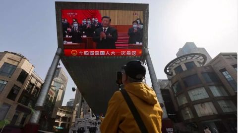 Una pantalla gigante muestra una transmisión en vivo del presidente chino, Xi Jinping, que asiste a la tercera sesión plenaria de la Asamblea Popular Nacional (APN), en Pekín, China, el 10 de marzo de 2023