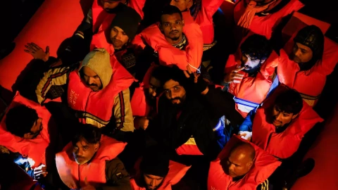 Varios migrantes son trasladados al barco de rescate Geo Barents, operado por Médicos Sin Fronteras, tras ser rescatados de un bote frente a la costa de Libia, a 24 de marzo de 2023.