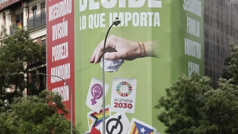 La lona publicitaria "del odio" que Vox ha desplegado en la calle Alcalá de Madrid, a lunes 19 de junio.