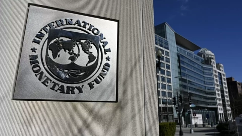 El logo del Fondo Monetario Internacional (FMI) en el exterior de su sede en Washington. OLIVIER DOULIERY / AFP