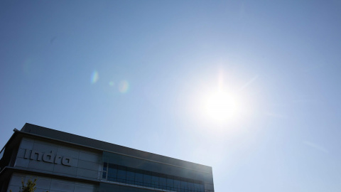 El logo de la tecnológica Indra en la fachada de su sede en Madrid. E.P/Jesús Hellín