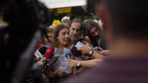 La ministra de Igualdad, Irene Montero (c) atiende a la prensa este martes por el recinto ferial de Córdoba, ciudad a la que ha acudido a apoyar al candidato de Hacemos Córdoba a la Alcaldía, Juan Hidalgo, este 23 de mayo de 2023.