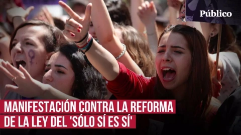 Montaje con imagen de archivo de una manifestación feminista.