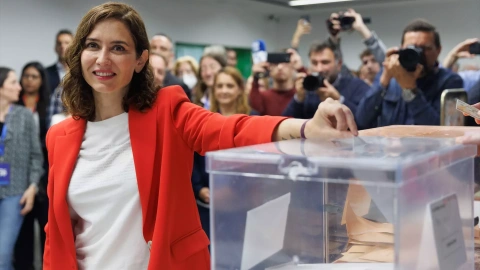 La presidenta de la Comunidad de Madrid, Isabel Díaz Ayuso, ejerce su derecho al voto.