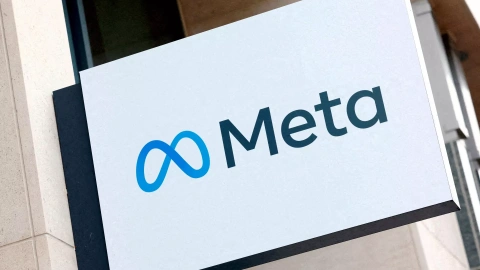 Un cartel con el logo de Meta en Bruselas.