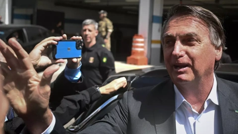 El expresidente de Brasil Jair Bolsonaro sale de la sede de la Policía Federal tras declarar este miércoles.