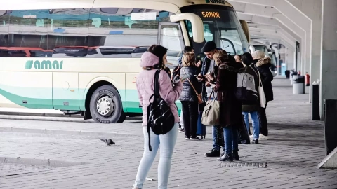Varias personas sin mascarilla esperan para subir a un autocar en la Estación Sur de Autobuses Méndez Álvaro, en Madrid.