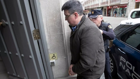 José Luis Abet entrando en la Audiencia Provincial de Pontevedra durante la sexta jornada de su juicio por triple asesinato