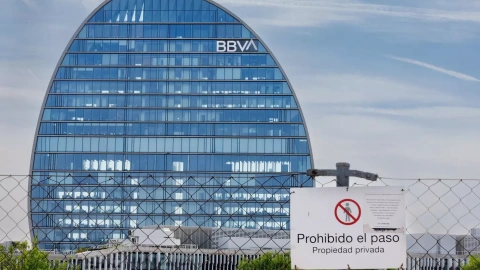 Fachada de la sede del BBVA en la zona norte de Madrid, en el edificio conocido como La Vela. E.P:/Eduardo Parra