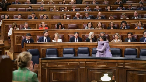 Las ministras de Derechos Sociales e Igualdad, Ione Belarra e Irene Montero, se abrazan en el Congreso tras la intervención de esta última en el debate sobre la reforma de la ley del 'solo sí es sí'