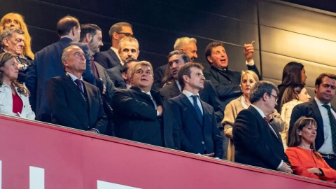 Los presidentes del Athletic Club, Jon Uriarte y del FC Barcelona, Joan Laporta, antes del inicio del encuentro correspondiente a la jornada 25 de primera división, en Bilbao.