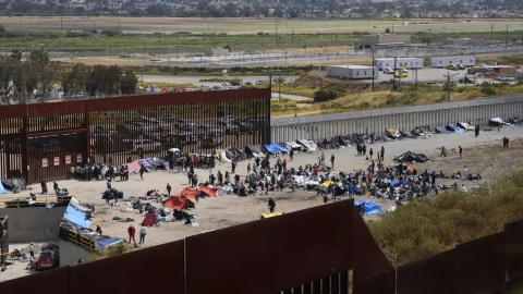 Decenas de migrantes varados en la frontera que separa México de Estados Unidos un día antes de la suspensión de los permisos.