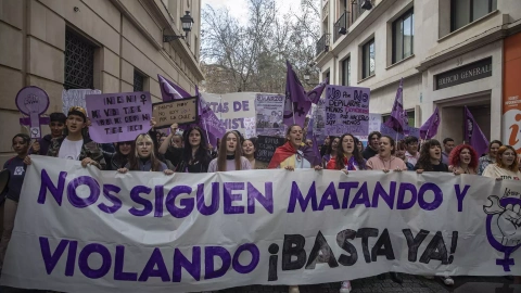 Centenares de mujeres con pancartas durante una manifestación convocada por el Sindicato de Estudiantes por el 8 de marzo de 2023, en Sevilla.