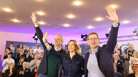 La candidata del PP a la Alcaldía de Zaragoza, Natalia Chueca, entre el actual alcalde y candidato a la Presidencia de Aragón, Jorge Azcón (i.), y el presidente nacional del PP, Alberto Núñez Feijoó (d.), durante un acto del partido en la