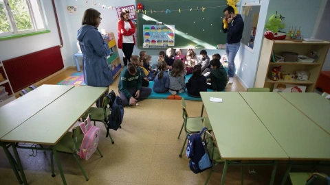 Alumnos sentados en su aula del CEIP Eduardo Cela Vila de Triacastela, en Galicia, a 8 de septiembre de 2022..