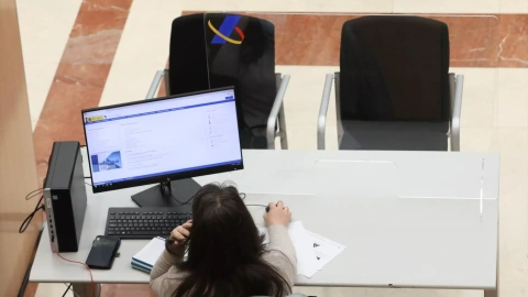 Una empleada de la Agencia Tributaria durante la campaña de la declaración de la renta, que ha arrancado el pasado 11 de abril.