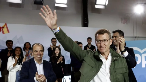 El presidente del Partido Popular, Alberto Nuñez Feijóo saluda a su llegada a un acto electora, este domingo en el Baluarte de Pamplona.