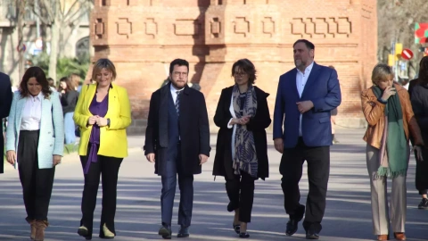 29/03/2023 - Membres del Govern, com el president Pere Aragonès, i dirigents d'ERC, com Oriol Junqueras, acompanyant Meritxell Serret abans del seu judici al TSJC d'aquest dimecres.