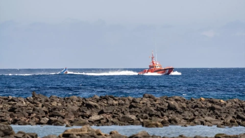 Un barco de Salvamento Marítimo, a su llegada al Muelle de La Cebolla con la patera de 34 migrantes en Lanzarote