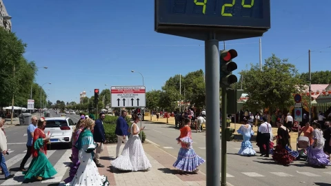 Un termómetro al lado del recinto de la Feria de Abril de Sevilla marca 42 grados en el día más caluroso del año, a 26 de abril del 2023