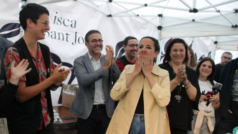 L'escriptora Gemma Ruiz en el moment que li han dit que 'Les nostres mares' ha estat el llibre de ficció en català més venut.