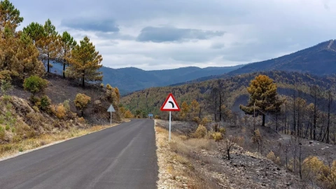 Terreno calcinado junto a una carretera por el incendio forestal en Las Hurdes, a 21 de mayo de 2023, en Cáceres, Extremadura.