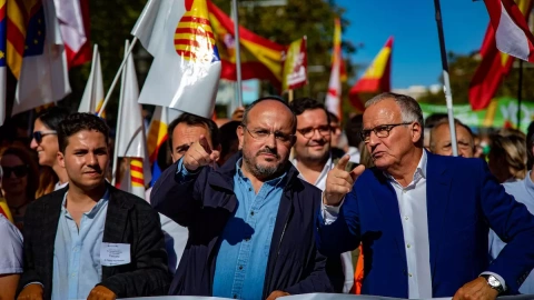 El presidente del Partido Popular catalán, Alejandro Fernández, y el líder del PP en el Ayuntamiento de Barcelona, Josep Bou, durante una manifestación por el 12 de octubre, a 12 de octubre de 2022, en Barcelona.
