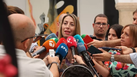 La candidata del PP a la Junta de Extremadura, María Guardiola, tras reunirse con la presidenta de la Asamblea.