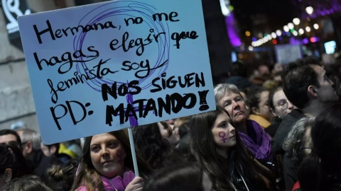Una mujer con un cartel durante una manifestación convocada por la Comisión 8M. Archivo.