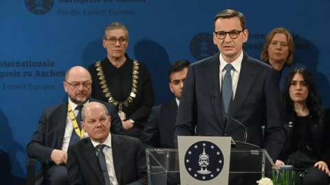 El primer ministro de Polonia, Mateusz Morawiecki (derecha), habla durante la ceremonia de entrega del Premio Internacional Carlomagno de Aquisgrán 2023 (Karlspreis) otorgado al presidente de Ucrania y al pueblo de Ucrania el 14 de mayo de