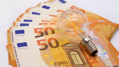 La escalada de precios fuerza a más de dos millones de hogares a huir de la tarifa regulada de la luz.