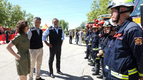 La presidenta de la Comunidad de Madrid, Isabel Díaz Ayuso, en una imagen de la CAM con parte del Cuerpo de Bomberos de Madrid