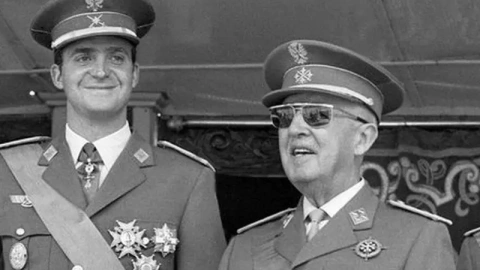 El rey Juan Carlos I y el dictador Francisco Franco.