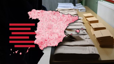 30/05/2023 Mapa de abstención por municipios y un gráfico sobre una imagen de las papeletas para votar este 28M en la mesa de un colegio electoral.