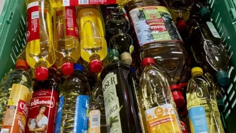 Botellas de aceite de oliva donados durante la 'Operación Kilo Primavera' organizada por la Federación Española de Banco de Alimentos