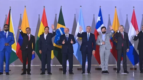 De izq. a der) el presidente de Venezuela, Nicolás Maduro; de Surinam, Chan Santokhi; de Guayana, Irfaan Ali; de Colombia, Gustavo Petro; de Bolivia, Luis Arce; de Brasil, Luiz Inácio Lula da Silva; de Argentina, Alberto Fernández; de Chile