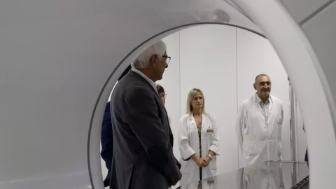 6-10-2023 El conseller de Salut, Manel Balcells, visitant les noves instal·lacions de radioteràpia de l'ICO