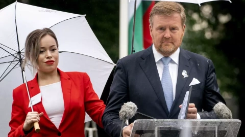 El Rey Willem-Alexander da un discurso durante el Día Nacional de Conmemoración de la Esclavitud en el Oosterpark, en Ámsterdam, Países Bajos, el 1 de julio de 2023.