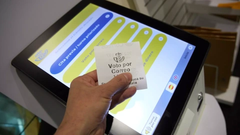 Una persona con un ticket de voto por correo en la oficina de Correos de Cibeles, a 1 de junio de 2023, en Madrid (España).