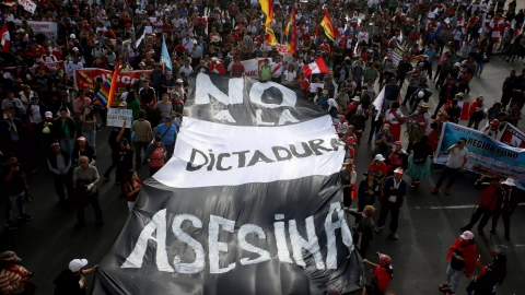 Una multitud de personas protesta contra la presidenta de Perú, Dina Boluarte, a 28/07/2023.