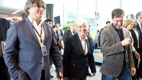 L'eurodiputada de Junts Clara Ponsatí assisteix al ple del Parlament Europeu acompanyada de Carles Puigdemont i Toni Comín després de la detenció i posterior posada en llibertat en el retorn a Catalunya
