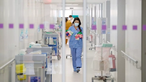 Vista d'una professional sanitària a l'Hospital de Bellvitge, en una imatge d'arxiu
