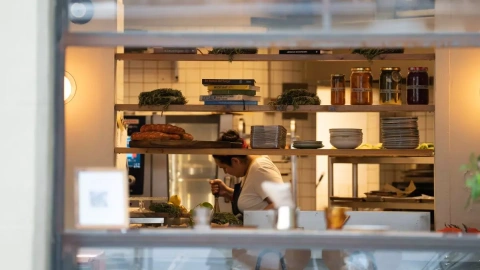 Una cocinera en un restaurante, a 10 de mayo de 2023, en Barcelona, Catalunya.