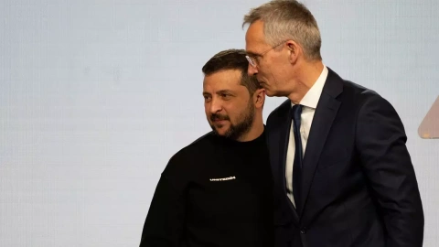 El secretario general de la OTAN, Jens Stoltenberg, junto al presidente de Ucrania, Volodímir Zelenski, durante su visita oficial a Kiev, el 20 de abril de 2023