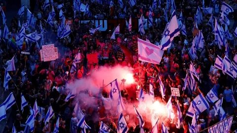 La gente participa en una manifestación contra el primer ministro de Israel , Benjamin Netanyahu, y la reforma judicial de su Gobierno en Tel Aviv, Israel.