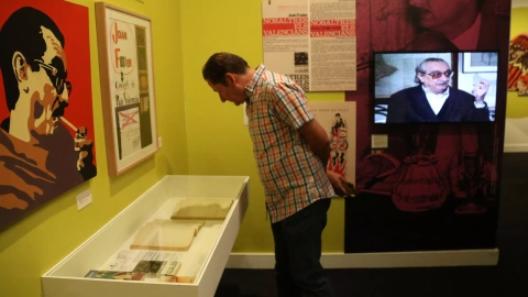 Un home a l'exposició ‘Joan Fuster en el seu temps’